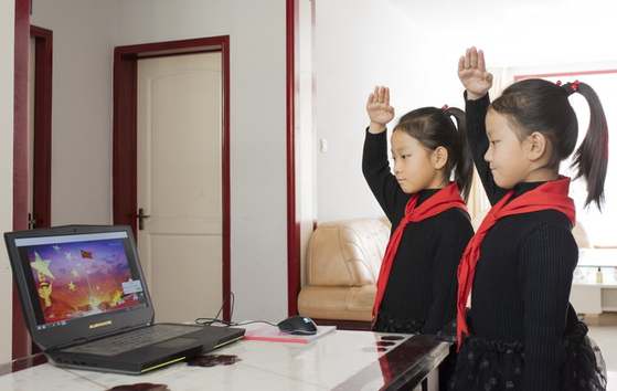 중국의 어린 학생들이 신종 코로나로 학교 내 교실 수업이 연기되자 온라인 수업에 참여하고 있다. [중국 인민망 캡처]