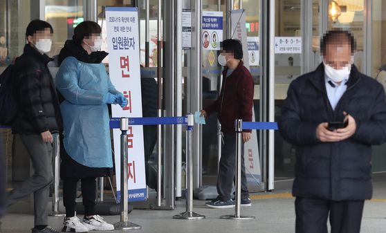 9일 오후 경기도 성남 분당서울대병원 1동 건물을 찾은 방문객들이 건물로 들어가고 있다.  분당서울대병원은 통증센터 안내직 직원이 코로나19 확진 판정을 받은 것과 관련해 이날 오전 1동 지하 2층 통증센터를 폐쇄했다.[연합뉴스]