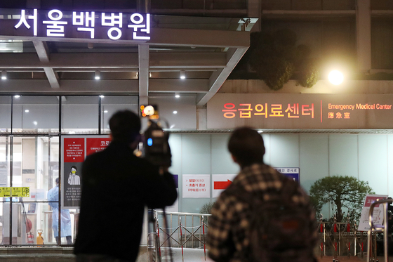 서울 중구 인제대학교 서울백병원에 입원 중이던 78세 여성 입원환자가 8일 코로나19 확진 판정을 받아 병원 외래 및 응급의료센터 등 병동 일부가 폐쇄됐다. 확진자는 보호자와 함께 대구에서 온 사실을 밝히지 않았다. 뉴스1