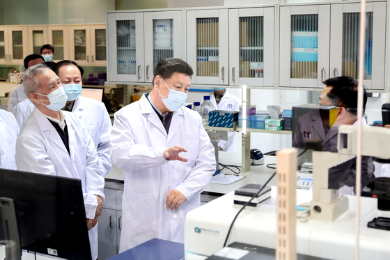 시진핑(오른쪽 두번째) 중국 국가주석이 지난 2일 베이징의 국방의학연구소를 찾아 연구진과 신종 코로나 관련 대화를 나누고 있다. [AP=연합뉴스]