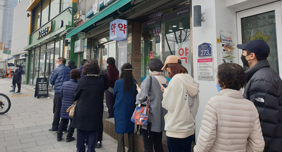 9일 오전 11시 50분쯤 서울 행당동 소재 한 약국 앞에 사람들이 줄을 서 있다. 이 약국은 낮 12시부터 마스크를 판매했다. 정희윤 기자