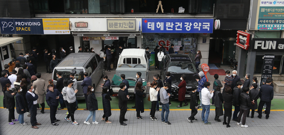 마스크 5부제가 시행된 9일 서울 강남구의 한 약국에 시민들이 마스크 구매를 위해 줄을 서있다. [연합뉴스]