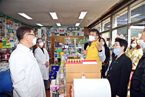 윤종인 행정안전부 차관(오른쪽)이 지난 12일 오후 대전시 대덕구의 한 약국에서 마스크 수급상황을 점검하고 있다. [연합뉴스]