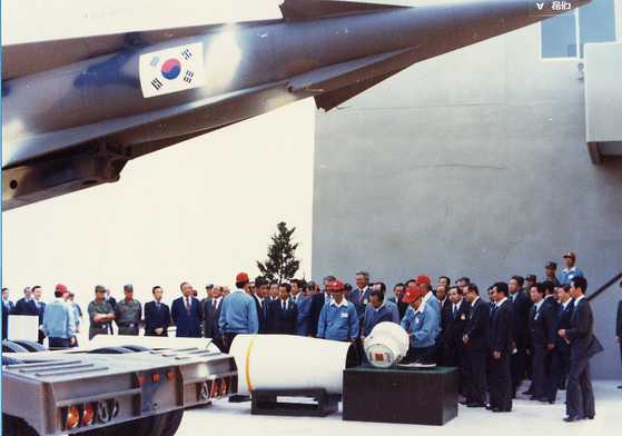 1978년 9월 국방과학연구소 충남 안흥시험장에서 국내 최초의 지대지 미사일 백곰이 성공적으로 시험 발사됐다. 박정희 대통령이 미사일을 둘러보며 개발 관계자로부터 설명을 듣고 있다. [중앙포토]