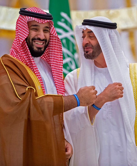 사우디아라비아의 무함마드 빈 살만(왼쪽) 왕세자가 지난해 아랍에미리트를 방문해 왕세제 무함마드 빈 자이드 알 나흐얀과 반갑게 인사를 나누고 있다. [AFP=연합뉴스]