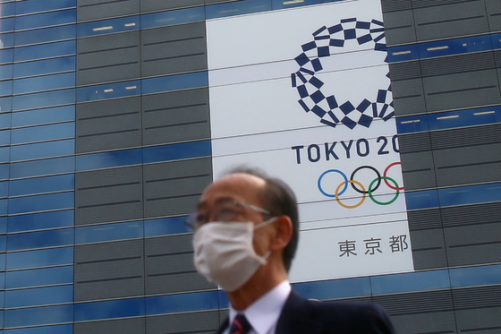 IOC가 신종 코로나바이러스 감염증 확산에도 2020 도쿄올림픽을 정상 개최할 수 있다고 17일 발표하자 일부 금메달리스트들은 "무책임한 결정"이라고 비판했다. 연합뉴스