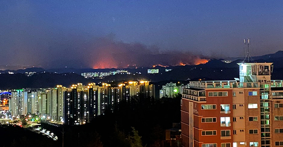 19일 오후 울산시 울주군 웅촌면 일원에서 발생한 산불이 강풍을 타고 번지고 있다. 사진은 중구 성안동에서 촬영한 산불. 연합뉴스