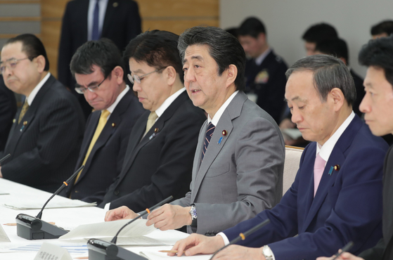 아베 총리가 지난 18일 관저에서 신종 코로나 회의를 주재하고 있다. [AFP=연합뉴스]