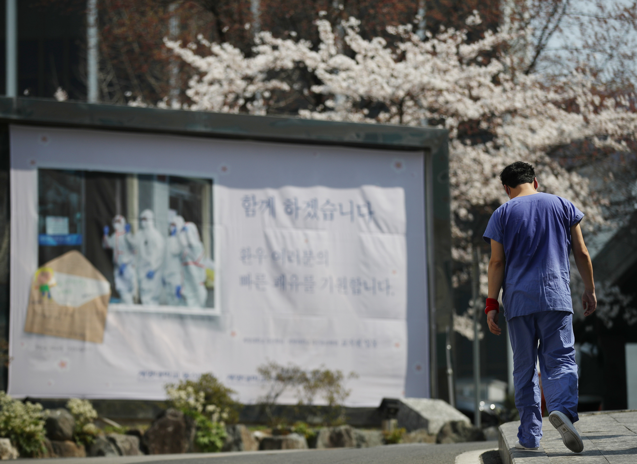 25일 오전 대구시 중구 계명대학교 대구동산병원에서 등이 땀으로 흠뻑 젖은 한 의료진이 이동하고 있다.연합뉴스