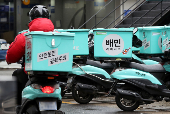 코로나19 확산으로 택배 배송 아르바이트에 도전하는 사람들이 늘어나고 있다. 사진은 서울 마포구 배민라이더스 중부센터. 뉴스1