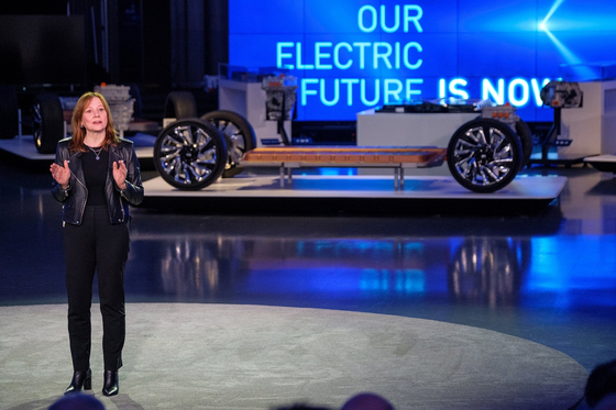 메리 바라 GM 회장이 지난달 4일 미국 미시간 GM테크센터에서 GM 전기차 기술과 플랫폼 '얼티엄'에 대해 설명하고 있다. 사진 GM