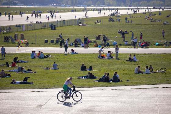 신종 코로나로 인한 봉쇄 완화 움직임이 나오고 있는 독일 베를린의 템펠호프 공원에서 지난 12일 독일 시민들이 피크닉을 즐기고 있다. [EPA=연합뉴스]