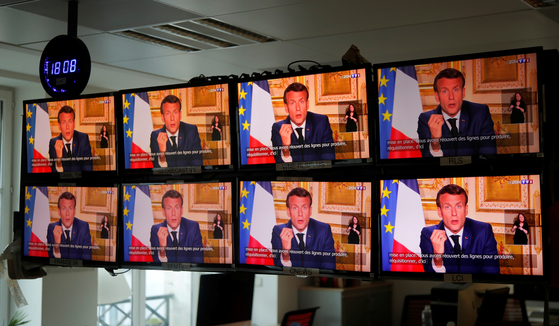 에마뉘엘 마크롱 프랑스 대통령이 13일 대국민TV 담화를 하고 있다. [로이터=연합뉴스]
