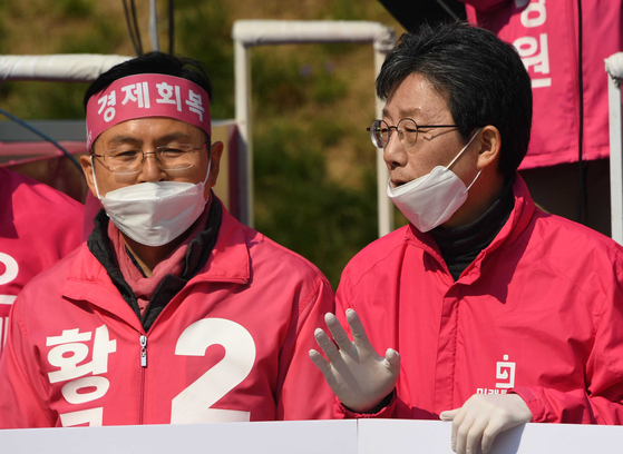 제21대 국회의원 선거에 출마하는 미래통합당 황교안 종로구 후보(왼쪽)와 유승민 의원이 12일 서울 종로구 청계광장에서 대국민 호소 합동유세를 하던 중 대화를 하고 있다. 오종택 기자