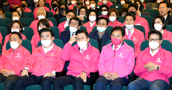 미래통합당 황교안 대표, 미래한국당 원유철 대표 등이 제21대 총선일인 15일 국회 도서관 강당에서 개표방송을 시청하던 중 방송사 출구조사 결과에 굳은 표정을 짓고 있다. 오종택 기자