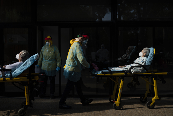 11일 스페인 바로셀로나의 한 요양병원에서 신종 코로나 양성 판정을 받은 두 명의 환자가 이송되고 있다. [AP=연합뉴스]