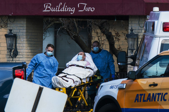 16일 미국 뉴저지주 앤도버의 한 요양병원에서 17구의 시신이 무더기로 발견된 뒤 공공의료진들이 입원환자들을 이송하고 있다. [AFP=연합뉴스]