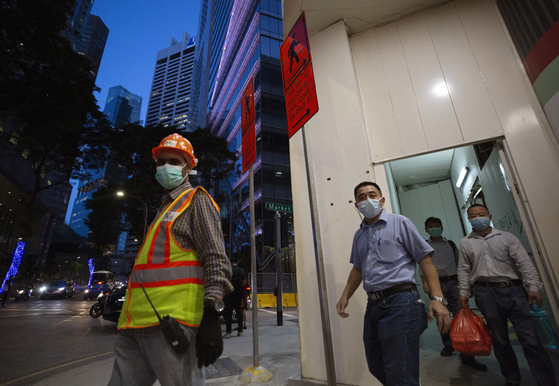싱가포르 센트럴 비즈니스 디스트릭트 지역에 마스크를 쓴 이들이 서 있다. [EPA=연합뉴스]