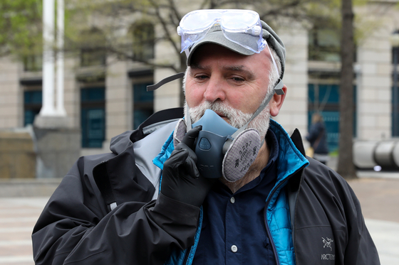 ‘코로나 영웅 25인’에 선정된 호세 안드레스가 지난달말 미국 워싱턴에서 월드 센트럴 키친 팀과 함께 식사를 전달하기 전 방역용 마스크를 착용하고 있다. [로이터=연합뉴스]