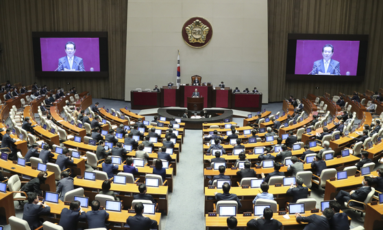 정세균 국무총리가 20일 오후 국회 본회의장에서 열린 본회의에서 신종 코로나바이러스 감염증(코로나19) 대응 긴급재난지원금 지급을 위한 추경 편성과 관련 시정연설을 하고 있다. 임현동 기자