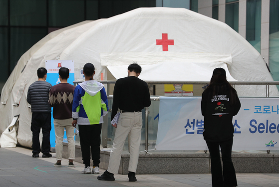 Citizens of Club Itaewon's new coronavirus infection (Corona 19) are in line to be inspected by citizens who visited a screening clinic prepared at Yongsan-gu Health Center in Seoul on the afternoon of 10. 