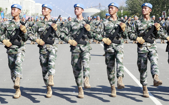 지난해 9월 25일 중국 베이징(北京) 창핑(昌平) 지구 인민해방군 열병식 연합 훈련소에서 중국 육·해·공군과 유엔 평화유지군 의장대가 열병식 훈련을 하고 있다. 이들이 든 소총이 QBZ-95다. [연합뉴스]