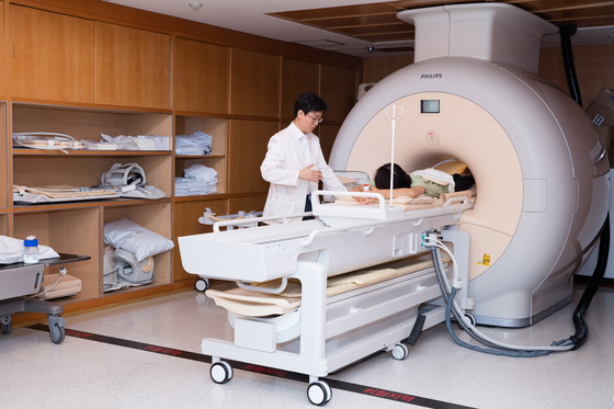 MRI-하이푸 시술은 환자가 장비에 편안히 엎드린 채 진행돼 부담이 적다. [사진제공=서보형 객원기자]