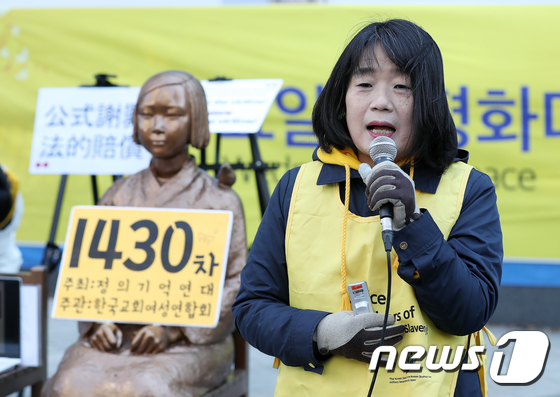 In addition to Yoon Mi-hyang, the proportional representative of the Citizen Party, president-elect (former president of the Memory Association Jeong Eui) is speaking at a regular meeting of demand to solve problem number 1430 of Japanese sexual slavery in front of the former embassy Japanese in Jongno-gu, Seoul, on the afternoon of March 11. [뉴스1]