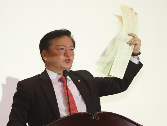 Min Kyung-wook, a member of the Future Unification Party, is speaking with a ballot in the 4.15 suspicion of the general election and the National Congress for the Recovery of Sovereignty held in the Assembly Hall on the afternoon of the 11th day. Reporter Lim Hyun-dong