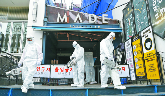 On the 12th, at the 'Made' club in Itaewon, Yongsan-gu, Seoul, officials from the health center in Yongsan-gu are carrying out the quarantine. yunhap news