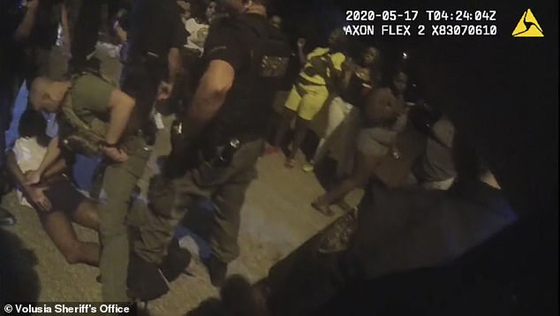 총기를 던지고 달아나던 한 파티 참가자를 경찰들이 체포하고 있다. 유튜브 캡처