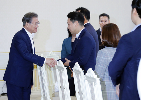 문재인 대통령이 지난해 청와대에서 열린 '국민께 힘이 되는 일 잘하는 공무원' 초청 오찬에서 인도네시아 잠수함 수출에 기여한 이상우 방위사업청 센터장과 인사하고 있다. 연합뉴스