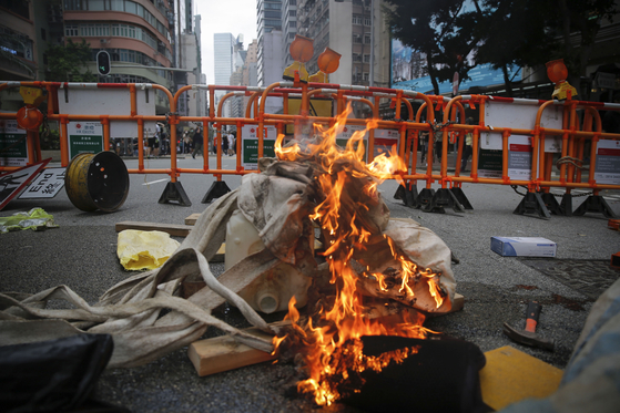 홍콩에선 24일 중국이 홍콩을 대신해 제정하려는 '홍콩판 국가보안법' 제정 움직임에 반발하는 시위가 벌어졌다. [AP=연합뉴스]