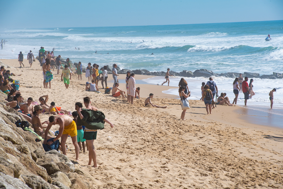 21일 프랑스 보르도 인근 라카노 해변에서 시민들이 해수욕을 즐기고 있다. [EPA=연합뉴스]