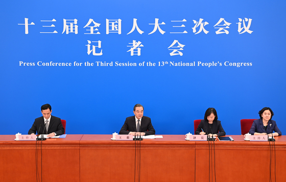 왕이 중국 국무위원 겸 외교부장(왼쪽에서 두 번째)이 24일 베이징에서 기자회견을 하고 있다. 그는 "미국엔 코로나 외 정치 바이러스가 확산되고 있다"며 미국을 비난했다. [신화사=연합뉴스] 