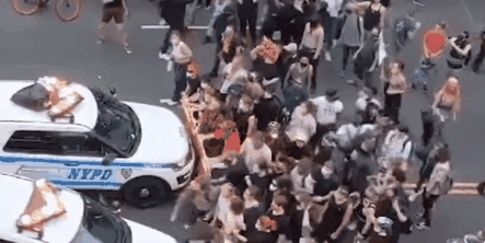 유튜브와 페이스북 등에서 30일(현지시간) 뉴욕 브루클린에서 벌어진 시위 모습이 공개됐다. 영상 유튜브 