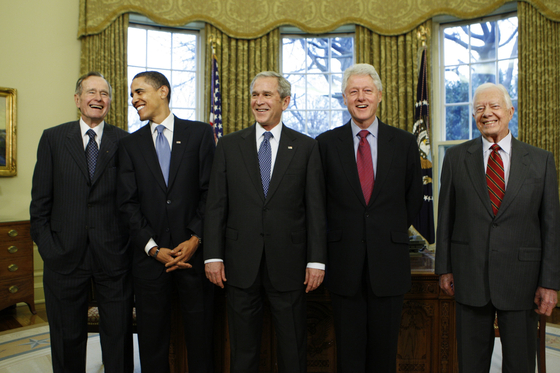 2009년 1월 버락 오바마 당시 대통령 당선인을 환영하기 위해 미국 전현직 대통령들이 백악관에 모였다. 왼쪽부터 조지 HW 부시(41대 대통령), 버락 오바마(44대 대통령), 조지 W 부시(43대 대통령), 빌 클린턴(42대 대통령), 지미 카터(39대 대통령). [AP=연합뉴스]