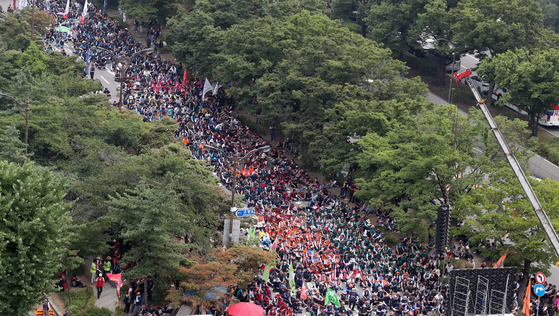 총파업에 들어간 민주노총 조합원들이 지난해 7월 18일 오후 서울 여의도 국회 앞에서 노동법 개악 저지 등을 요구하며 집회를 열고 있다. 중앙포토