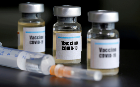 코로나19 백신 모형. 백신을 둘러싼 물량 확보전이 치열하다. [로이터=연합뉴스]