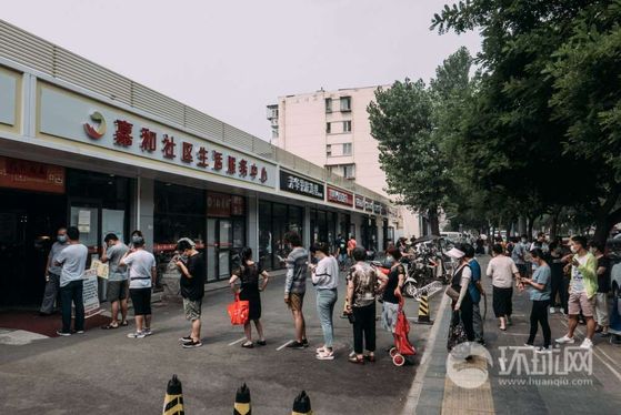 베이징의 과일과 야채 등 농수산물을 대량으로 공급하는 신파디 시장이 코로나 환자로 영업이 잠정 중단되자 생필품 부족을 우려한 베이징 시민들이 몰려 나와 상점에 긴 줄이 이어지고 있다. [중국 환구망 캡처]
