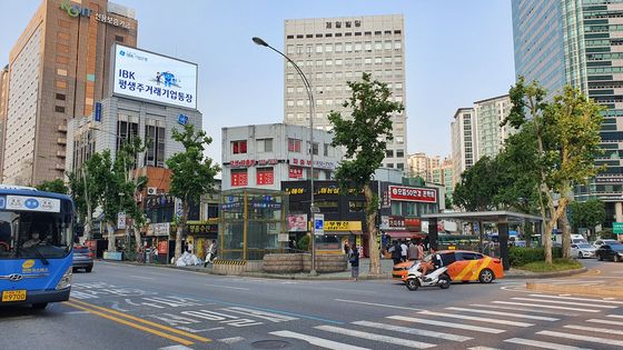 공덕공원의 모습. 기업은행 전광판 아래 삼각형 땅이다. 한은화 기자 