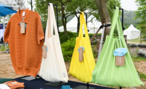 효성티앤씨가 스타트업 플리츠마마와 삼다수 페트병을 재활용해 만든 옷과 가방. 사진 효성