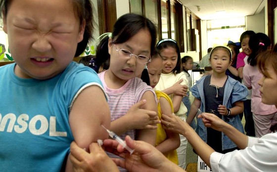 2001년 초등학생들이 홍역·풍진 단체접종을 받고 있는 모습. [중앙포토]
