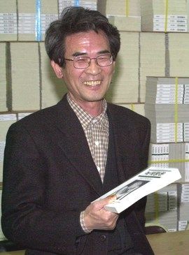 격월간지 '녹색평론' 발행인 고 김종철씨가 25일 별세했다. 향년 73세. 사진은 2001년 당시 대구광역시에 위치해있던 녹색평론사 사무실에서 녹색평론 한 권을 들고 있는 김 발행인. 중앙포토