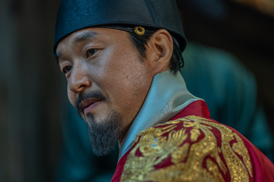 영화 '천문: 하늘에 묻는다'(감독 허진호)에서 세종대왕(한석규)과 장영실(최민식)이 과학기기를 궁리하는 장면과 촬영 현장 모습이다. [사진 롯데엔터테인먼트]