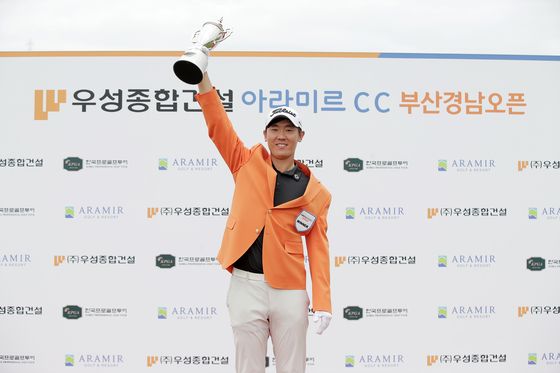 5일 열린 KPGA 코리안투어 부산경남오픈에서 우승 트로피를 들어올려 보이는 이지훈. [사진 KPGA]