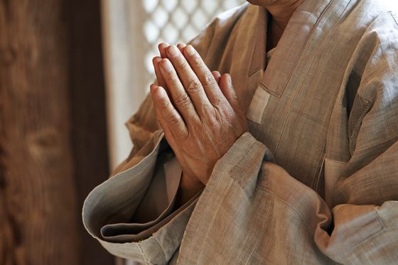 도법 스님이 합장하고 있다. 그는 "지리산 실상사에서 미혹의 문명을 넘어 깨달음의 문명으로 가기 위한 천일결사를 시작한다"고 말했다. [사진 불광출판사]