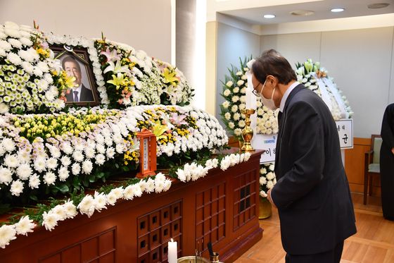 이해찬 민주당 대표가 10일 오후 서울 종로구 서울대학교병원 장례식장에 마련된 고(故) 박원순 서울시장 빈소에서 조문하고 있다. [사진 서울시]