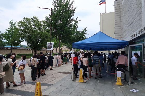 김보희 초대전이 열리고 있는 금호미술관 앞. 입장을 기다리는 관람객들이 오전부터 길게 줄 서있다. [사진 금호미술관]