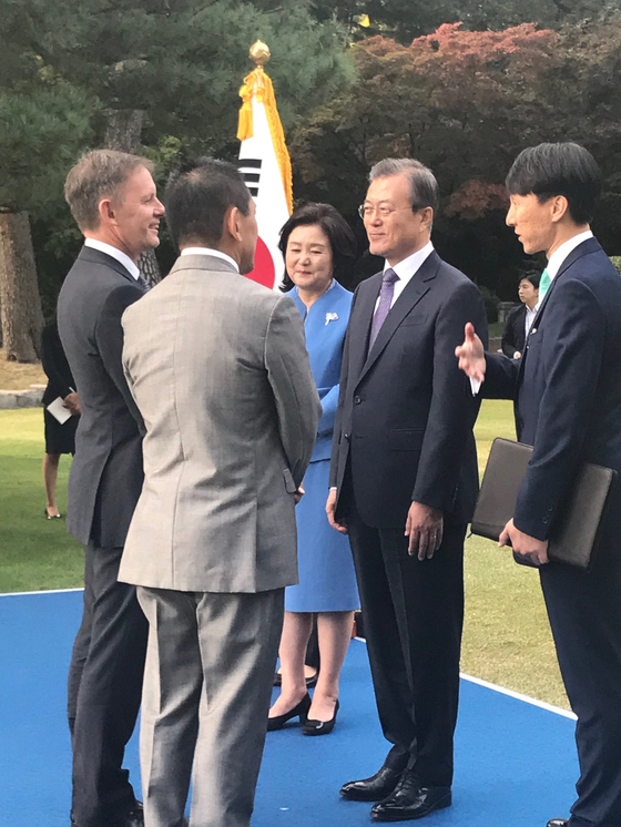 필립 터너 주한 뉴질랜드 대사가 지난해 10월 19일 트위터에 "제 남편 히로시와 함께 주한외교단 초청 리셉션에서 문재인 대통령과 영부인을 뵙게 돼 커다란 영광이었다"며 올린 사진. [트위터]